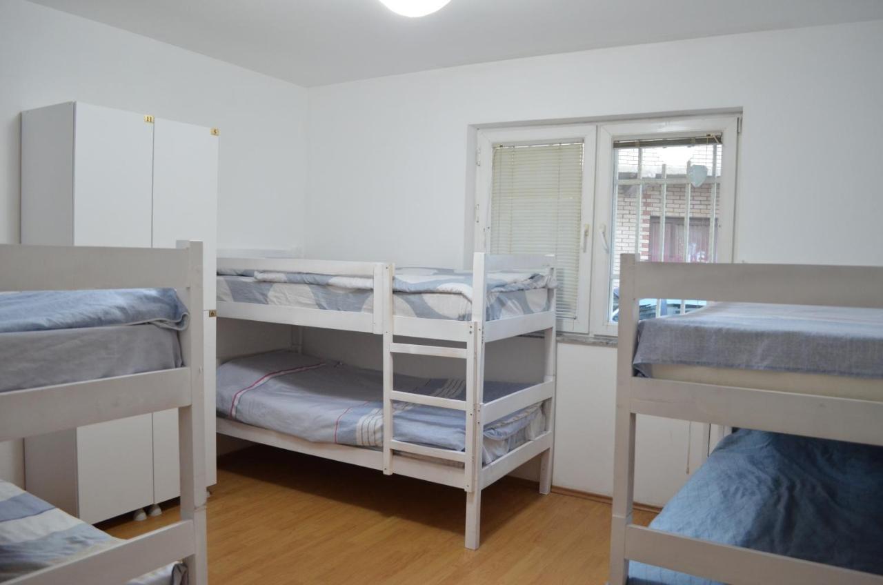 Moonlight Hostel Pristina Esterno foto