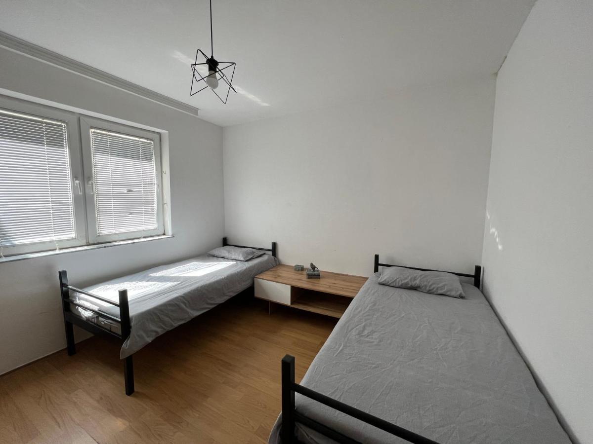 Moonlight Hostel Pristina Esterno foto