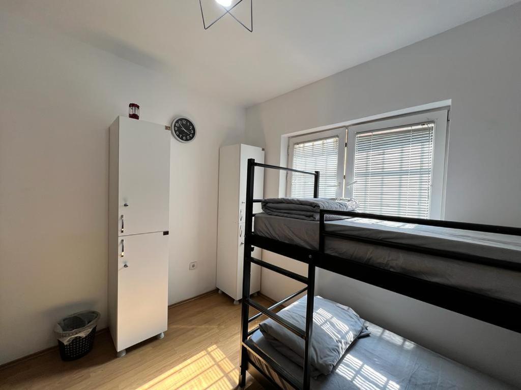 Moonlight Hostel Pristina Esterno foto